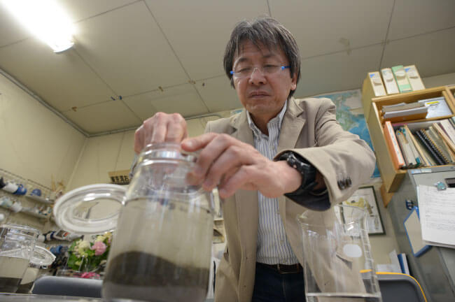 プラスチック片を浮かばせる