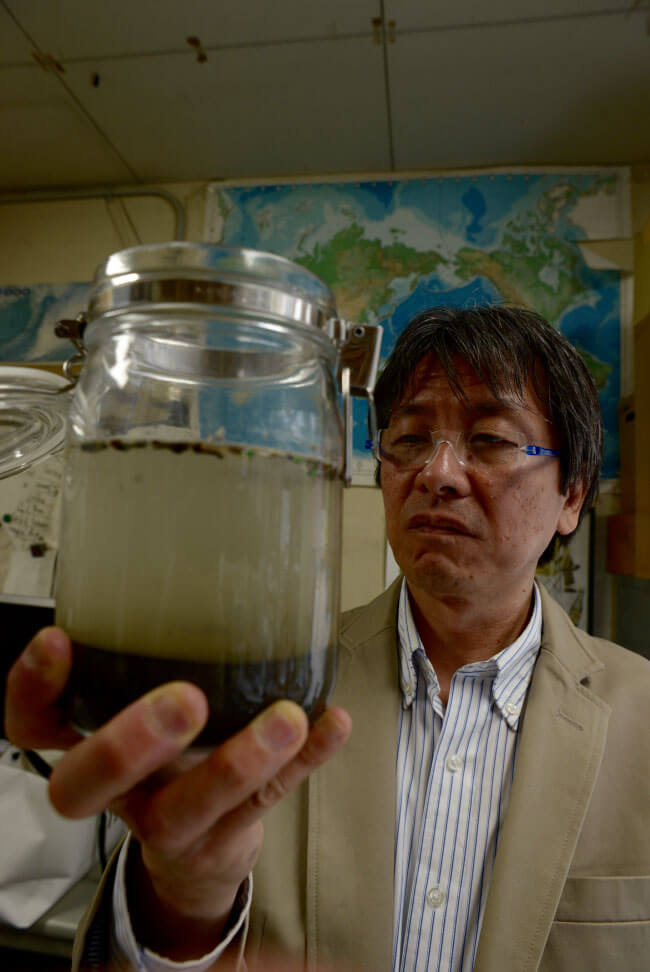 プラスチック片が浮いてきます